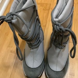 Kids gray winter boots size 1